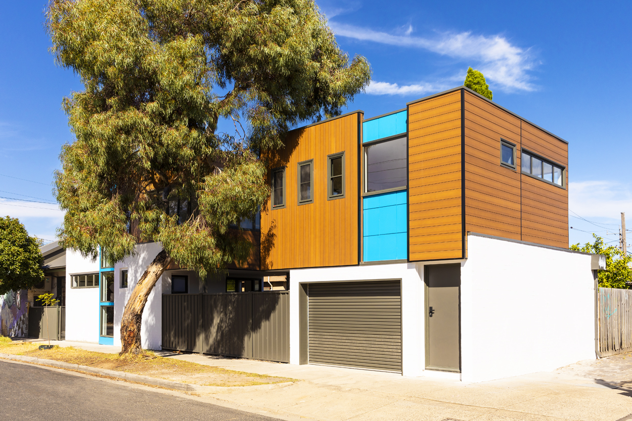 ADAPTIVE REUSE FACADE / MATERIAL CONTRAST & STREETSCAPE RHYTHM