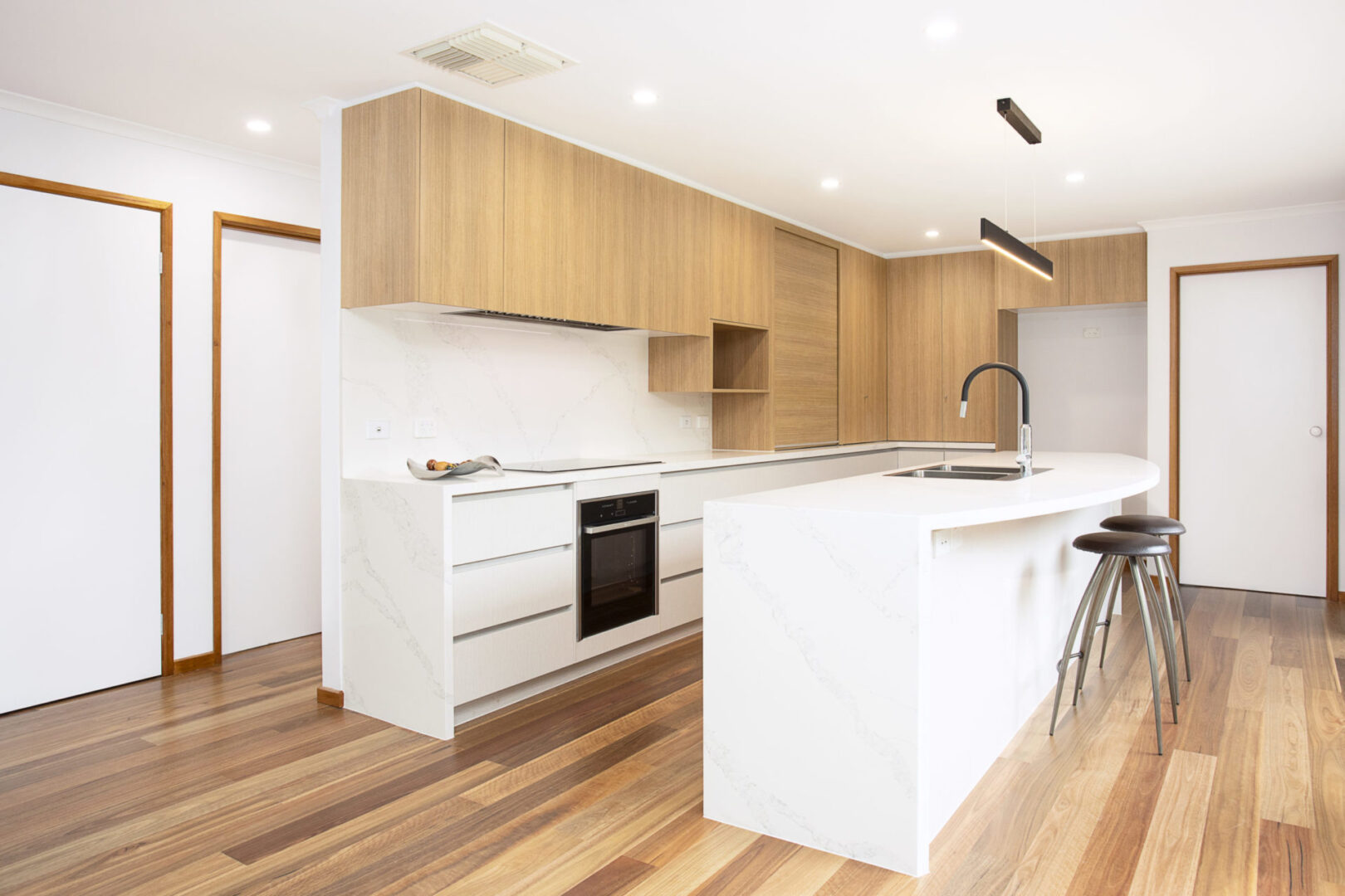MATERIAL COHESION / HARDWOOD & WHITE-FINISH SYNERGY