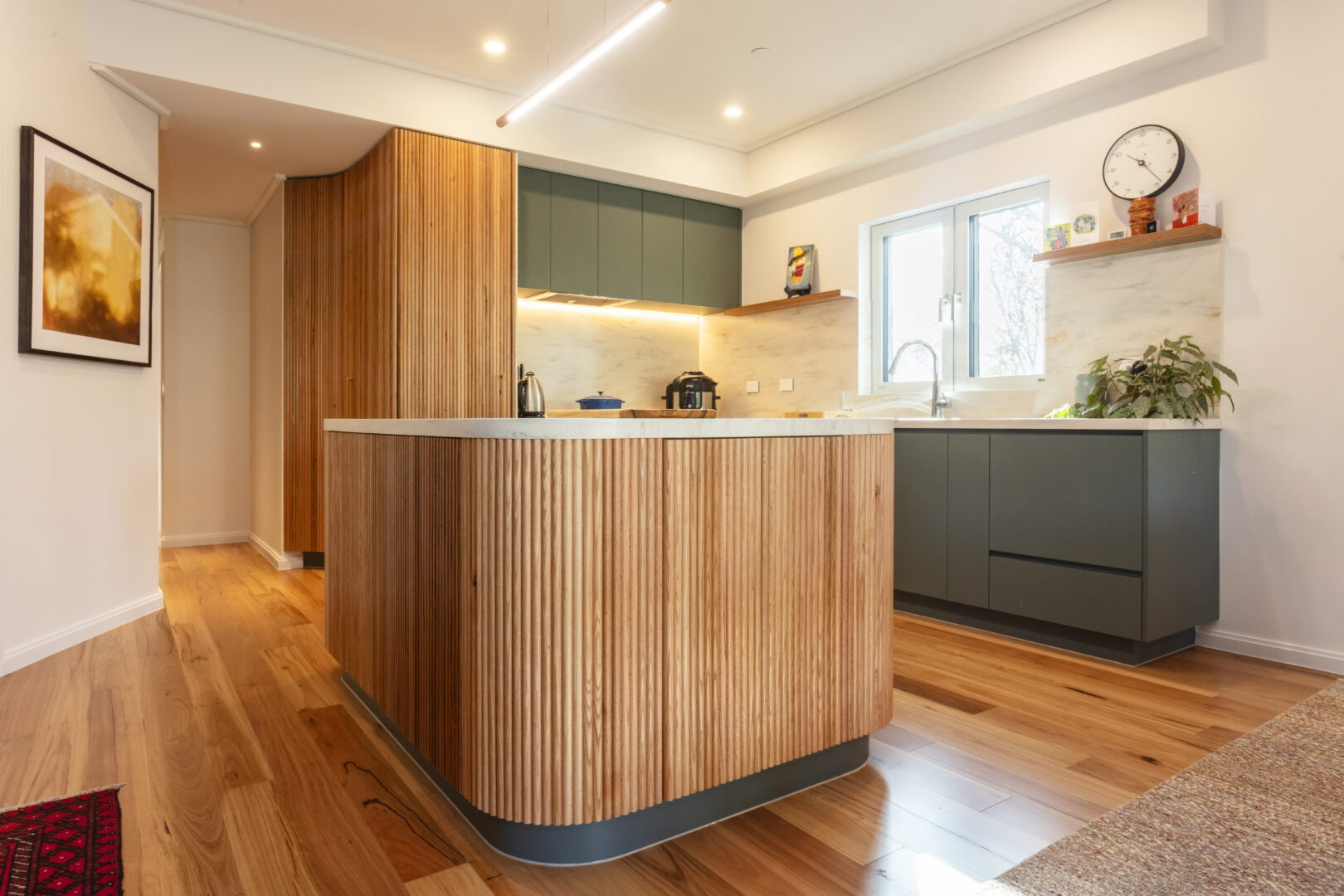 AWARD-NOMINATED JOINERY / CURVILINEAR GEOMETRY & COMPLEMENTARY MATERIAL COHESION