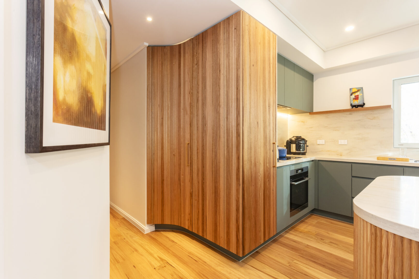 SPATIAL WRAP / TIMBER-BATTENED CIRCULATION AXIS & CONCEALED STORAGE
