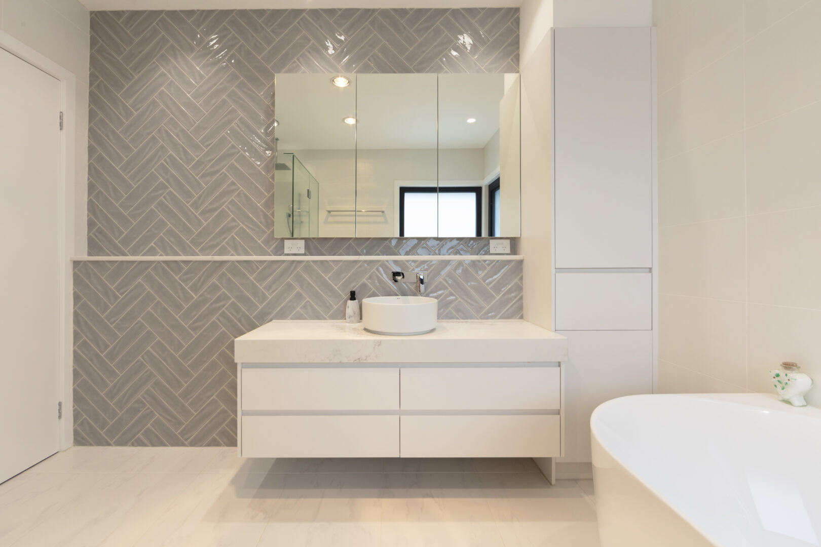 WET AREA REFINEMENT / TEXTURED GEOMETRY & MINIMALIST COMPOSITION