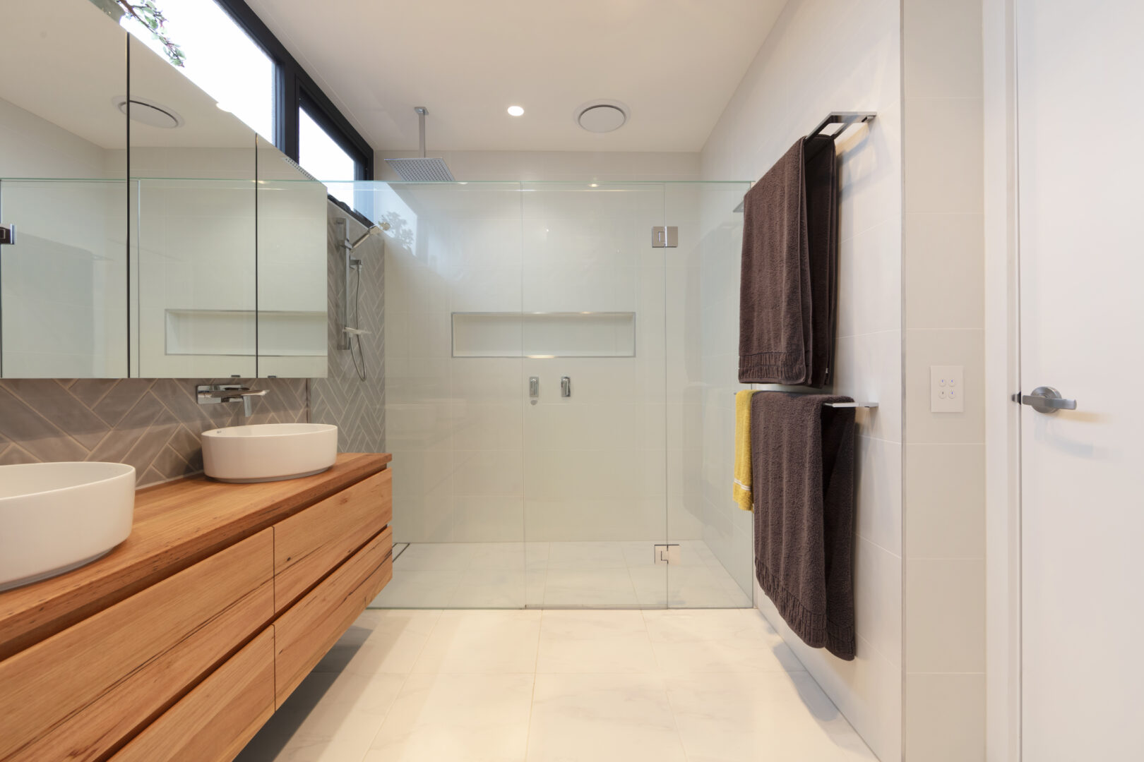 WET AREA REFINEMENT / TEXTURED GEOMETRY & MINIMALIST COMPOSITION