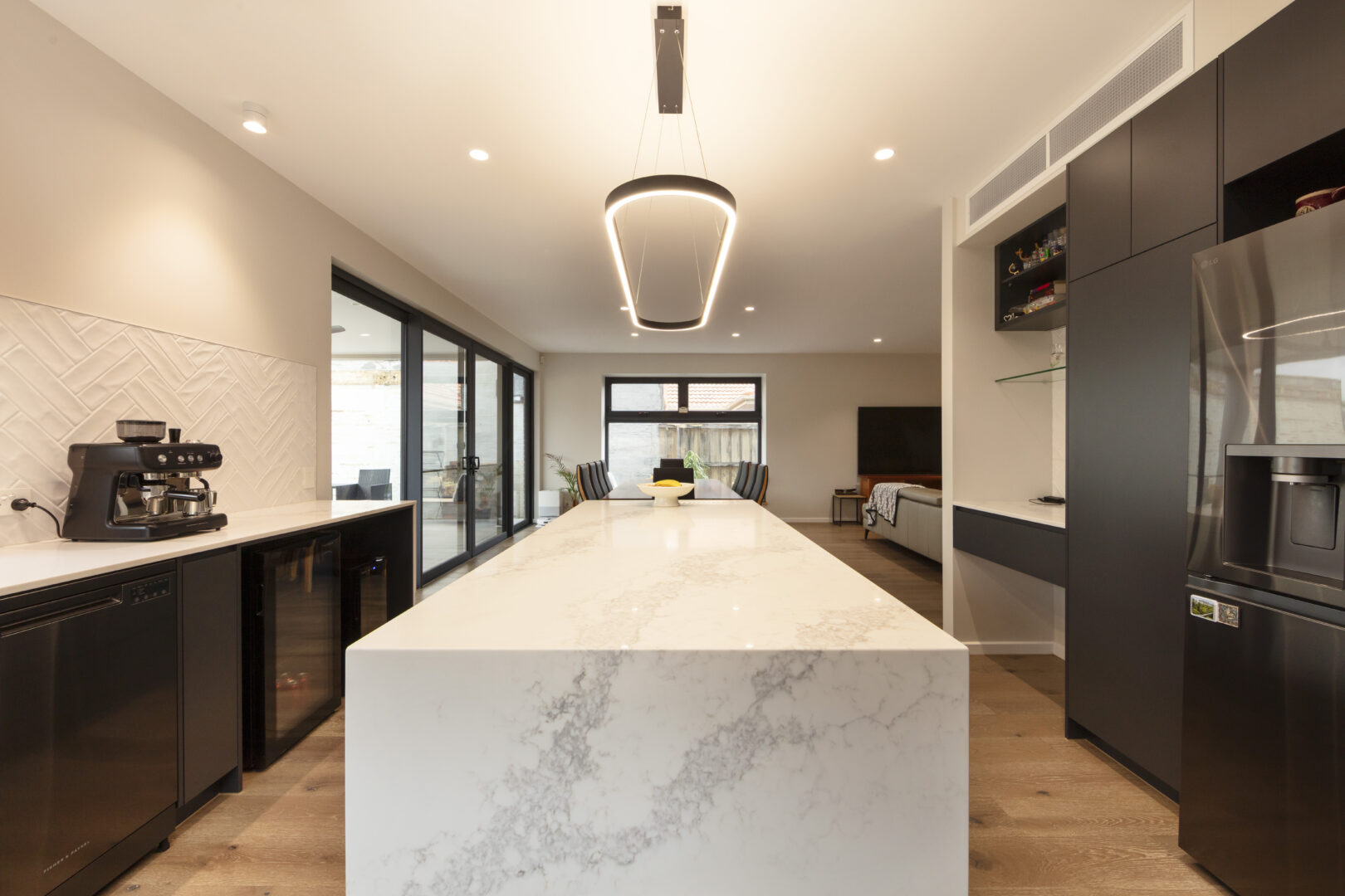 MONOLITHIC CULINARY HUB / PREMIUM MATERIAL GRAVITY