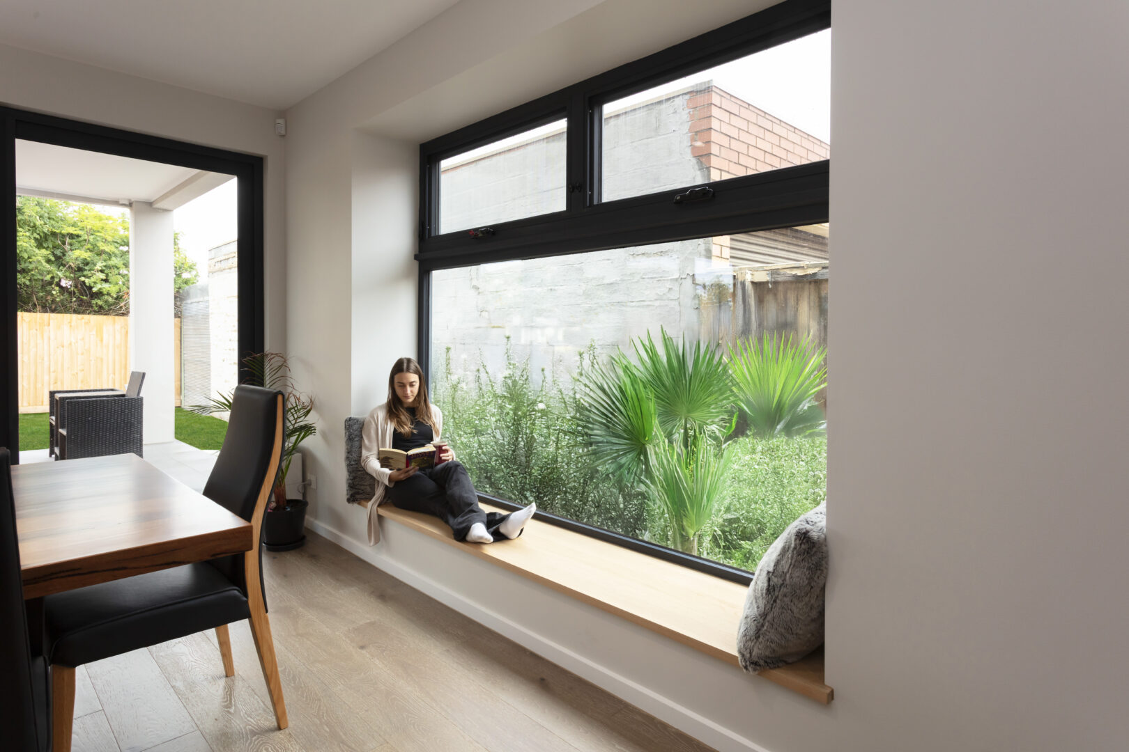 PROJECTING WINDOW POD / OUTLOOK OPTIMIZATION & LANDSCAPE DIALOGUE