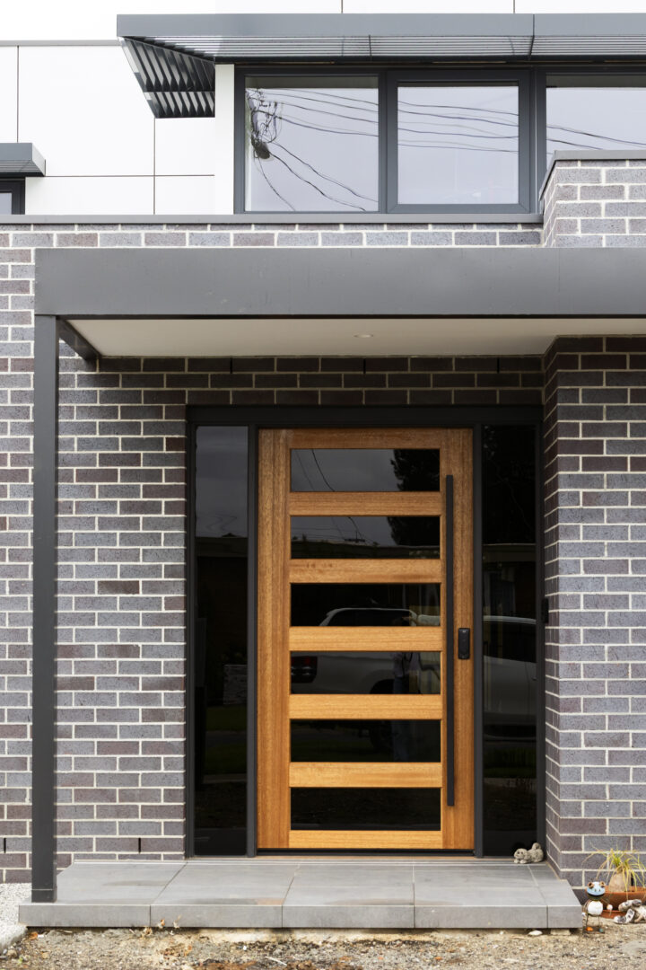 ARCHITECTURAL THRESHOLD / TEXTURAL MASONRY & CONTEMPORARY TIMBER PARITY