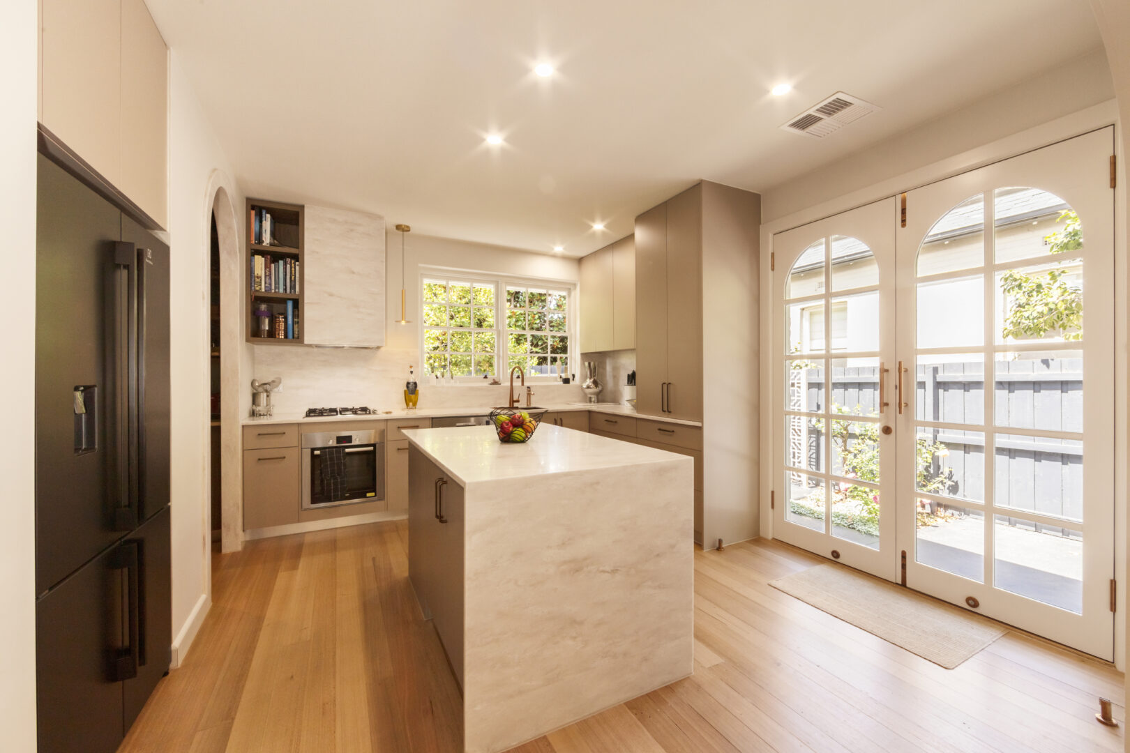 SOCIAL ANCHOR / BROAD-FORMAT CULINARY INTERFACE & FLOWING INTERIOR LANDSCAPE